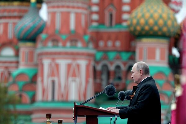 Владимир Путин произносит речь перед парадом - Sputnik Таджикистан