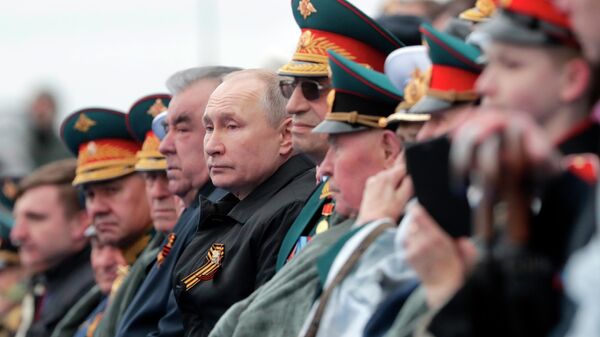 Президент РФ В. Путин на военном параде в честь 76-й годовщины Победы в ВОВ - Sputnik Тоҷикистон