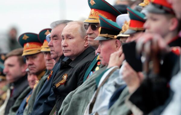 Путин и Рахмон наблюдали за парадом с первого ряда трибуны вместе с ветеранами - Sputnik Таджикистан