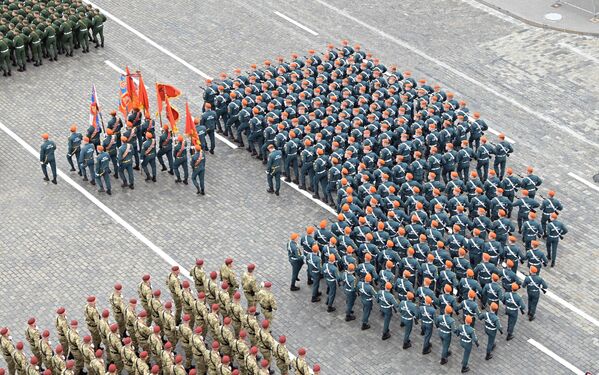 По Красной площади прошли отряды из исповедующих буддизм казаков, а также воспитанниц пяти высших военных учебных заведений - Sputnik Таджикистан