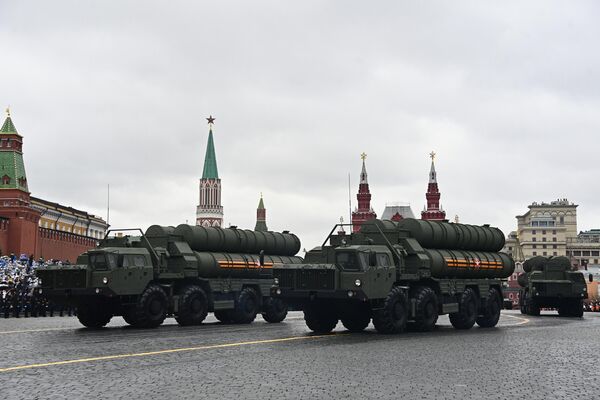 По Красной площади проехали мощнейшие зенитные ракетные комплексы С-400 &quot;Триумф&quot; - Sputnik Таджикистан