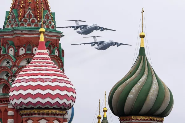 Ҳавопаймоҳои вазнини нақлиётии Ил-76 ҳангоми қисмати ҳавоии парад ба ифтихори 76-умин солгарди Ғалаба дар Ҷанги Бузурги Ватанӣ дар Маскав - Sputnik Тоҷикистон