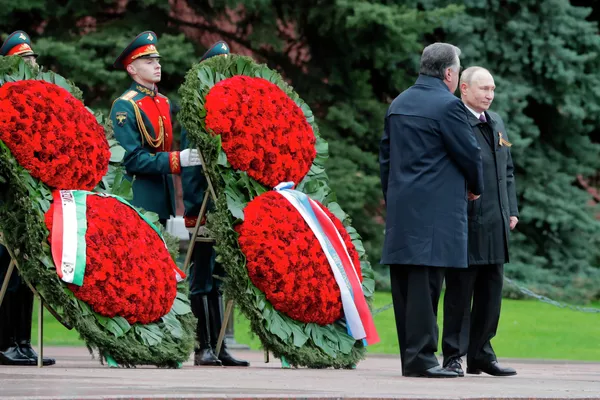 Президенти Русия Владимир Путин ва Президенти Тоҷикистон Эмомалӣ Раҳмон  дар пояи оромгоҳи Сарбози Номаълум гулчамбар гузоштанд - Sputnik Тоҷикистон