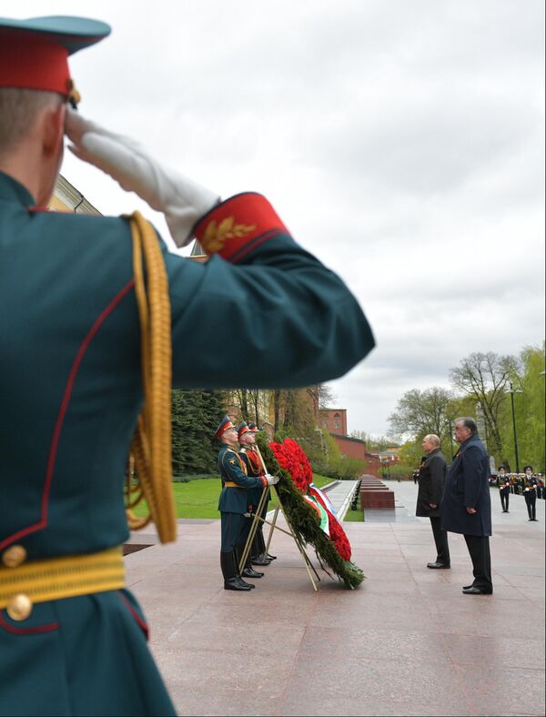 Главы государств возложили цветы и к стелам городов-героев - Sputnik Таджикистан