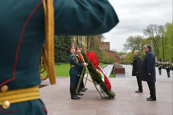 Президенти Русия Владимир Путин ва Президенти Тоҷикистон Эмомалӣ Раҳмон дар маросими гузоштани гулчанбарҳо  - Sputnik Тоҷикистон