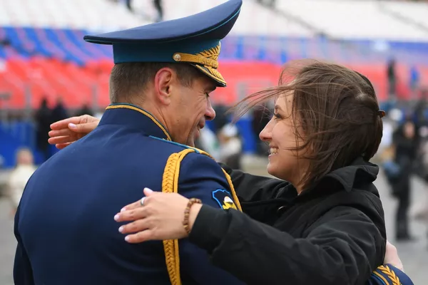 Хизматчии ҳарбӣ бо як духтар пас аз хатми паради низомӣ ба ифтихори 76-умин солгарди Ғалаба дар Ҷанги Бузурги Ватанӣ дар Маскав - Sputnik Тоҷикистон