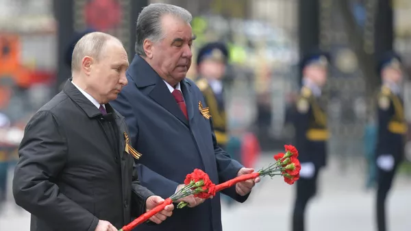 Возложение венка и цветов к Могиле Неизвестного Солдата у Кремлевской стены - Sputnik Тоҷикистон