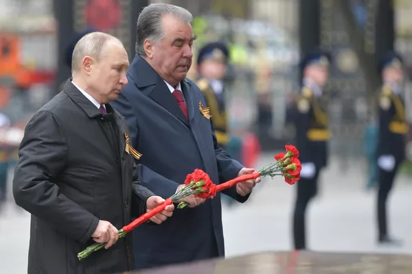 Президенти Русия Владимир Путин ва Президенти Тоҷикистон Эмомалӣ Раҳмон дар маросими таҷлили Рӯзи Ғалаба, ки ба муносибати 76-умин солгарди пирӯзӣ бар Олмони фашистӣ дар Ҷанги Дуюми Ҷаҳон дар маркази шаҳри Маскав гузошта шудааст, дар маросими гузоштани гулчанбарҳо аз ҷониби девори Кремл ширкат меварзанд - Sputnik Тоҷикистон