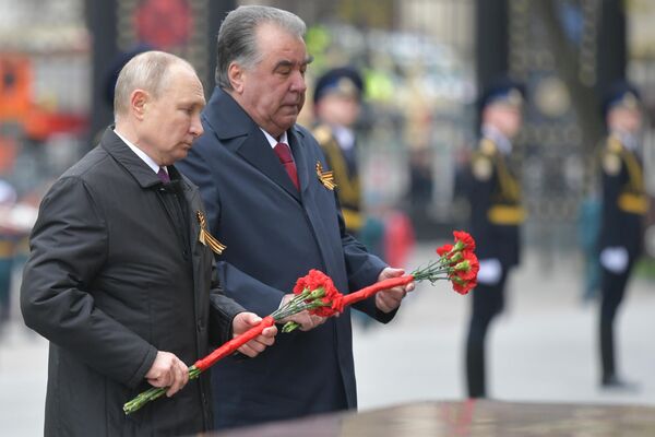 После парада Путин и Рахмон возложили цветы к Могиле Неизвестного Солдата в Александровском саду - Sputnik Таджикистан