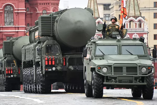 Мошини зиреҳпӯши Tигр-M (дар пешгоҳ) ва ракетаи худгарди Yars PGRK дар паради низомӣ ба ифтихори 76-умин солгарди Ғалаба дар Ҷанги Бузурги Ватанӣ дар Маскав - Sputnik Тоҷикистон