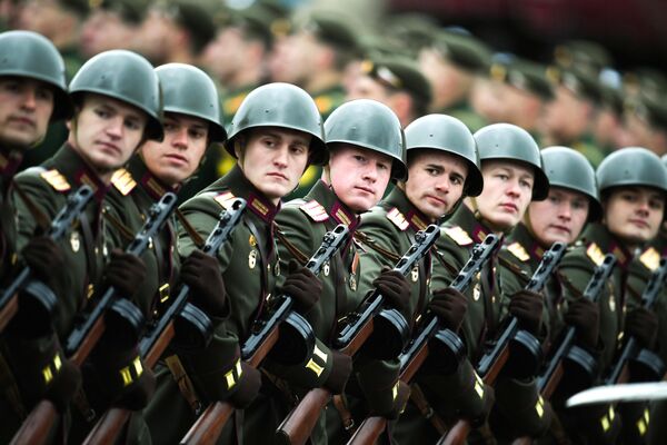 Военнослужащие в форме времен Великой Отечественной войны - Sputnik Таджикистан
