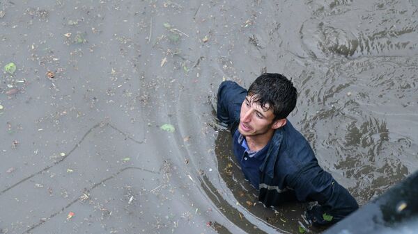 Затопленная проезжая часть после ливня в Душанбе - Sputnik Тоҷикистон