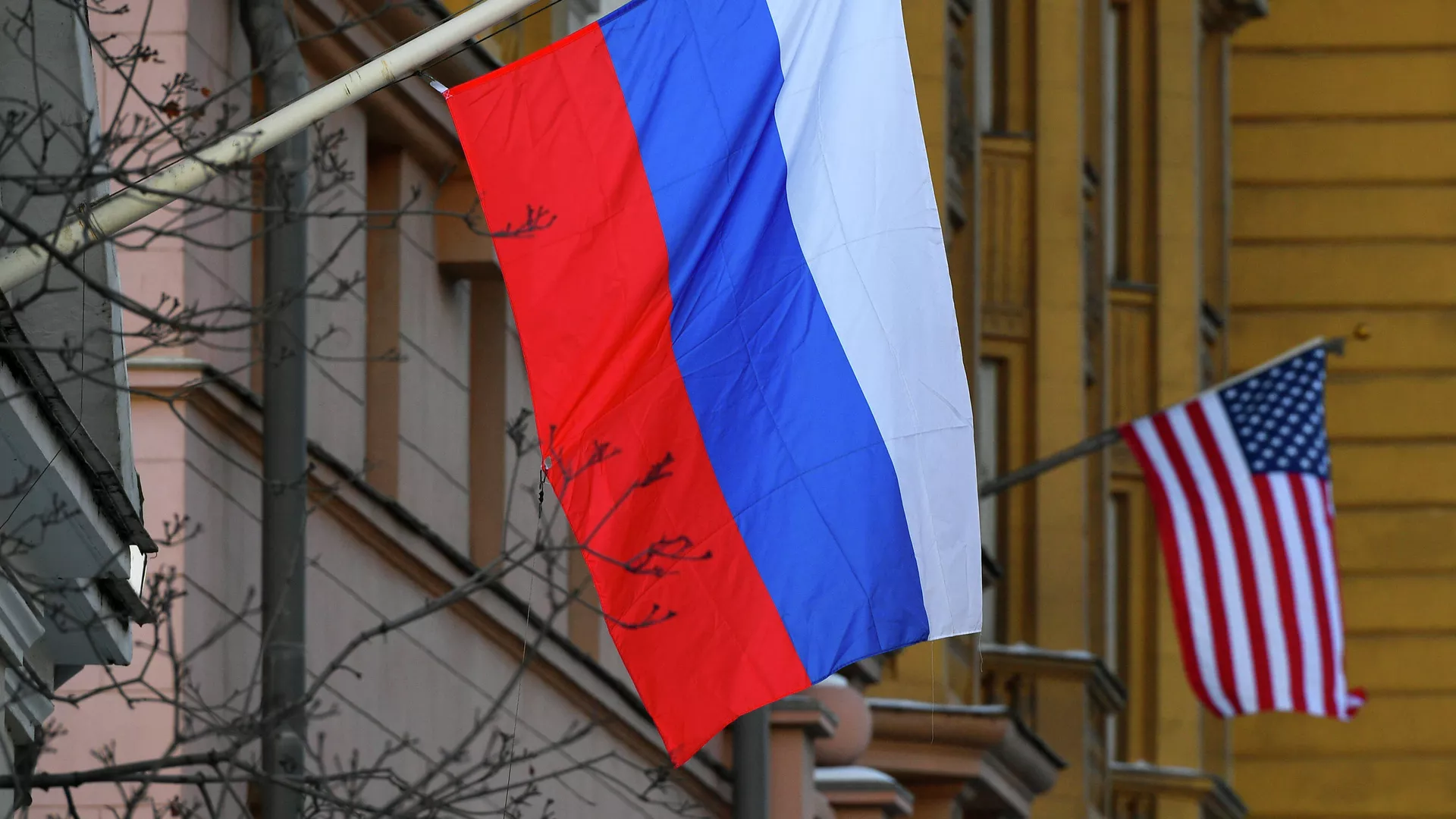 Государственные флаги России и США