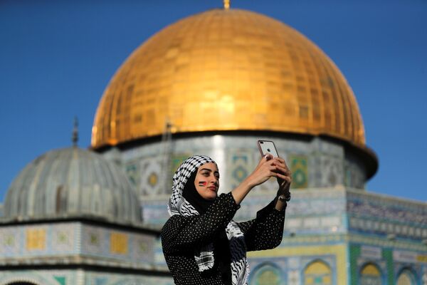 Женщина делает селфи на фоне мечети Аль-Акса в Иерусалиме - Sputnik Таджикистан