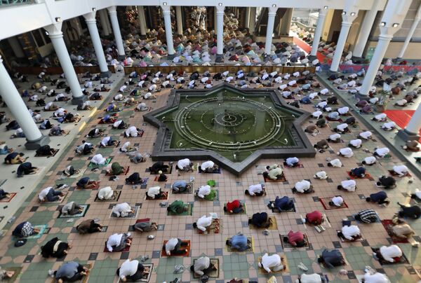 Мусульмане молятся с соблюдением дистанции в индонезийской мечети Аль-Акбар - Sputnik Таджикистан