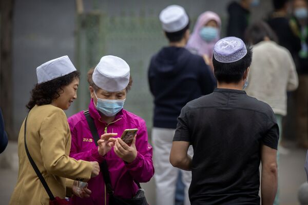 Мусульмане собираются у мечети Нюцзе перед молитвенными службами Курбан-байрам в Пекине - Sputnik Таджикистан