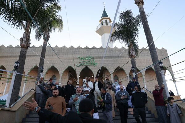 Мусульмане покидают мечеть Лакемба после выполнения утренней молитвы Ид аль-Фитр - Sputnik Таджикистан