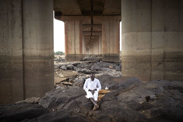 Имам мечети в Сутадуну медитирует под третьим мостом Бамако - Sputnik Таджикистан