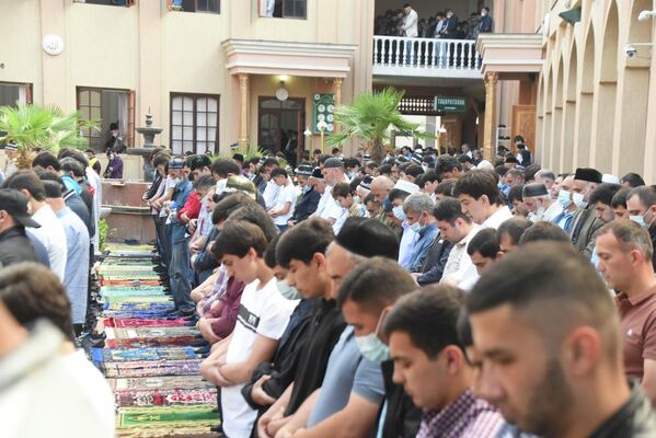 Намаз на Ид аль-Фитр проходил в Центральной мечети города Душанбе - Sputnik Таджикистан