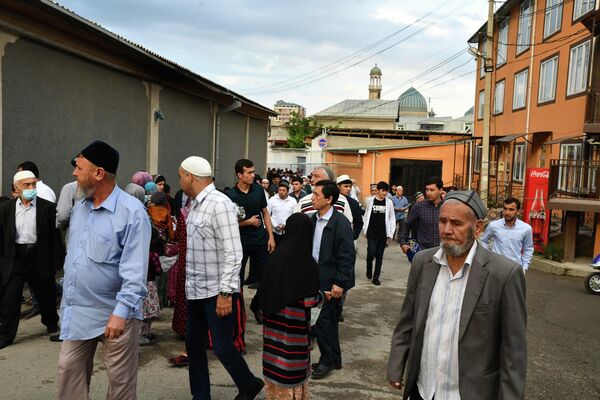 После намаза мусульмане отправились по домам на праздничный дастархан - Sputnik Таджикистан