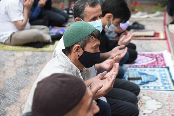 Зачастую мусульмане приходили в мечеть со своими ковриками - Sputnik Таджикистан