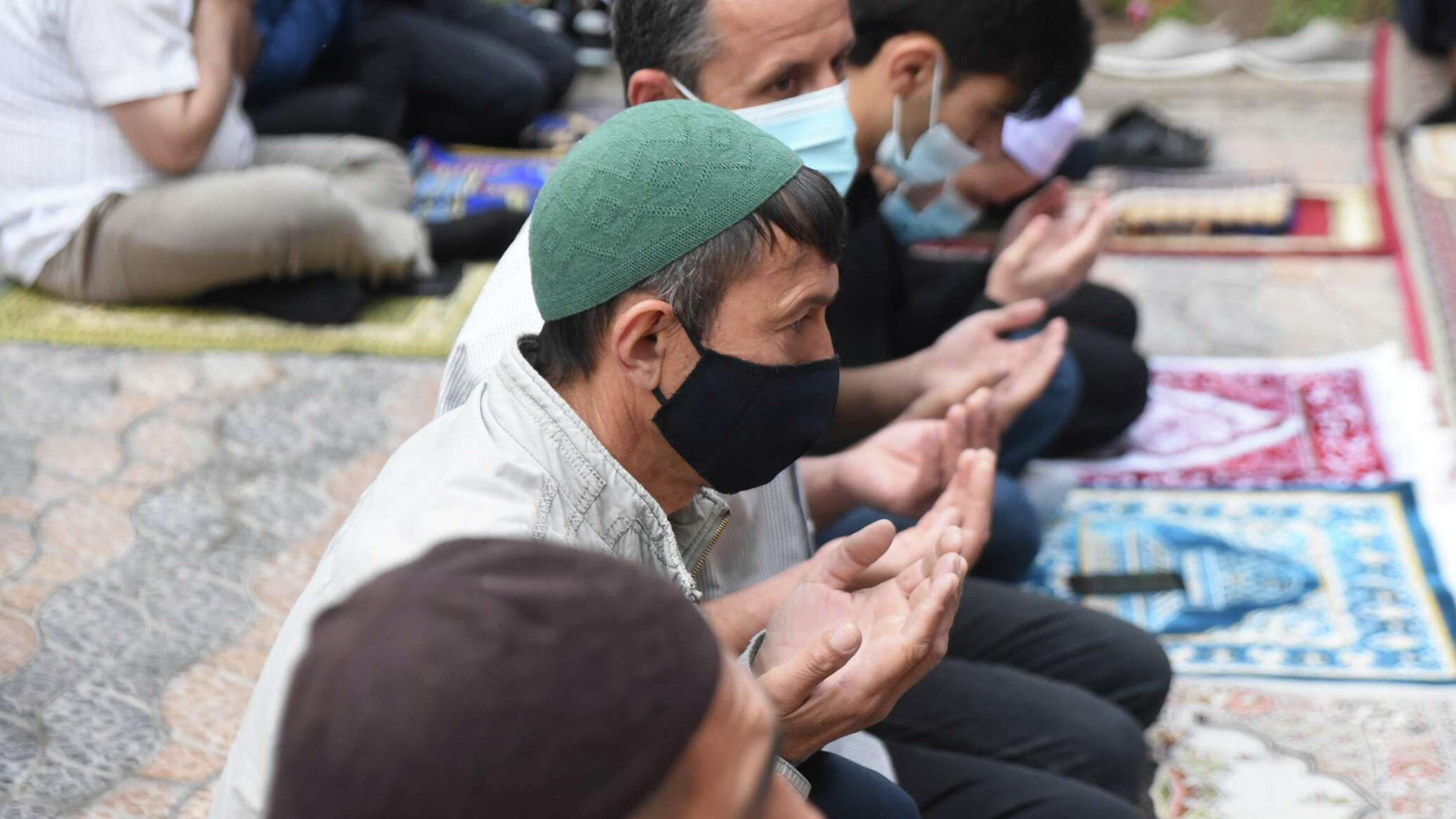 Время рамадана в таджикистане. Молельный дом мусульман. Мусульмане Таджикистана молятся.