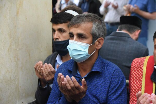 Верующих просили надевать маски в помещении и внутреннем дворике мечети - Sputnik Таджикистан