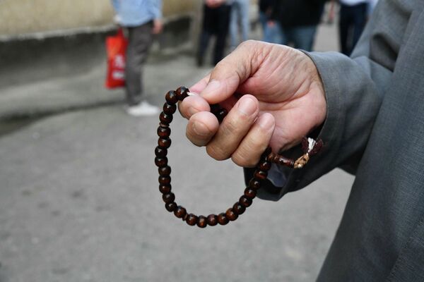 Четки в руках верующего - один из атрибутов мусульманина на молитве - Sputnik Таджикистан