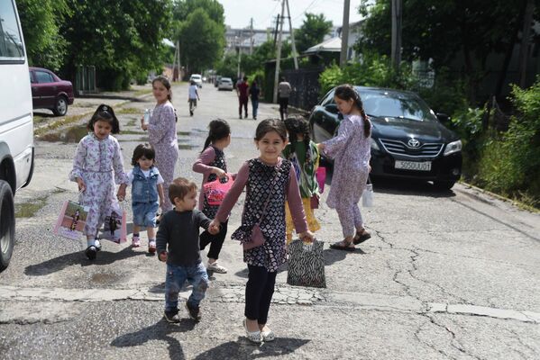 Дети ходили по домам, поздравляли всех с праздником и получали сладости - Sputnik Таджикистан