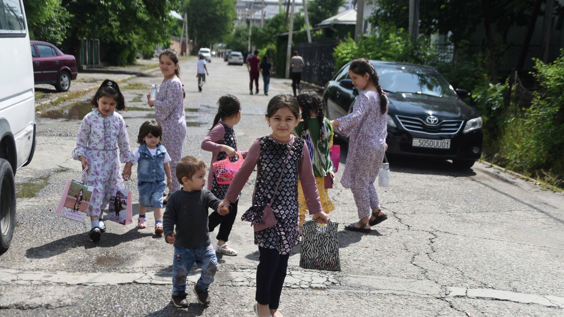 Дети на улицах Душанбе на Иди Рамазан - Sputnik Таджикистан, 1920, 15.07.2022