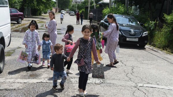 Дети на улицах Душанбе на Иди Рамазан - Sputnik Таджикистан