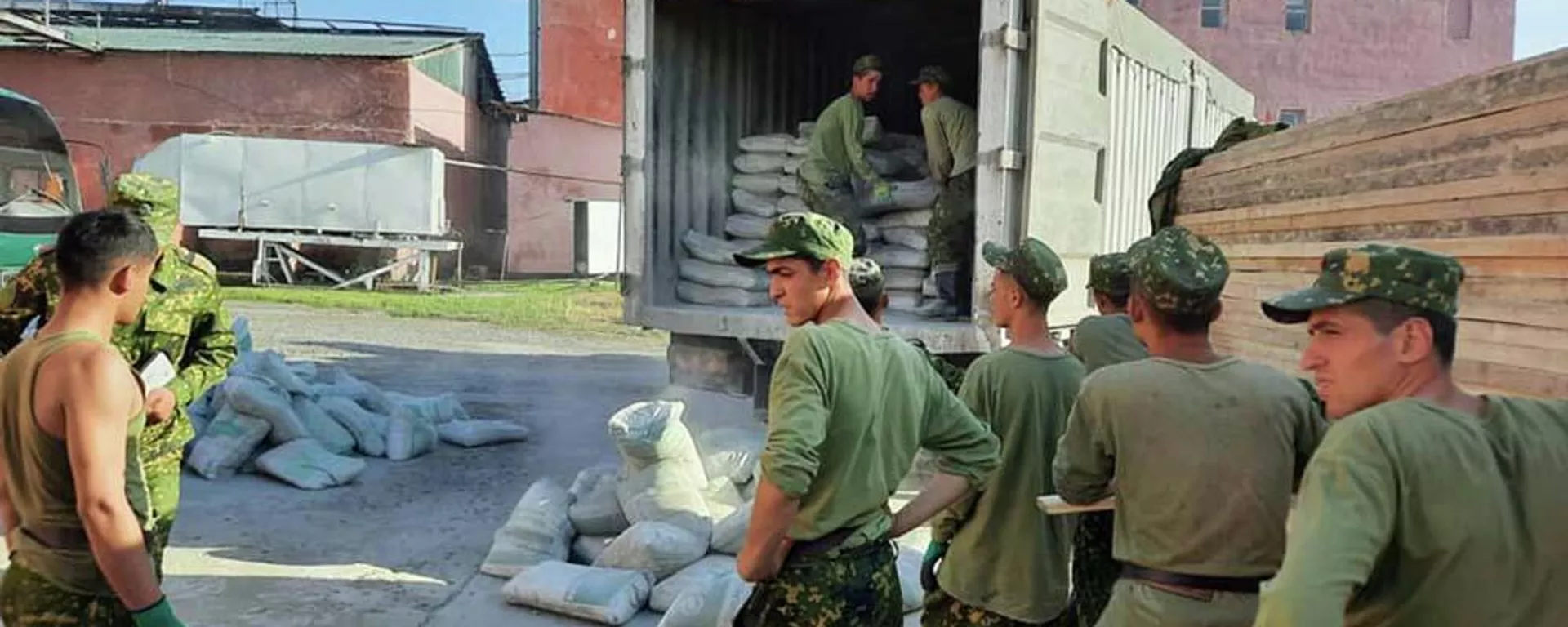 Разгрузка стройматериалов в Кулябском районе для восстановления пострадавших от селей домов - Sputnik Тоҷикистон, 1920, 21.05.2021