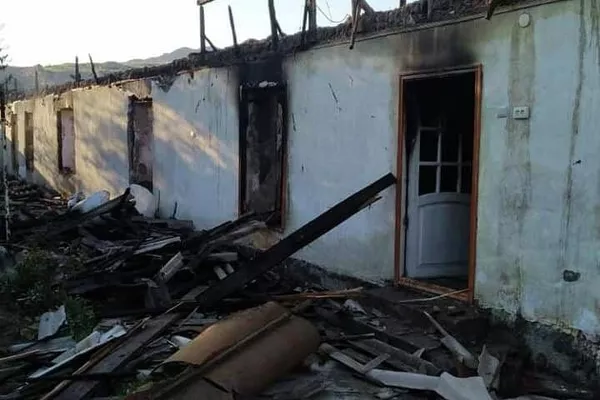 Хонаи сӯхтаи сокини ҷамоати Чоркӯҳ Хонаи сӯхтаи сокини ҷамоати Чоркӯҳ - Sputnik Тоҷикистон