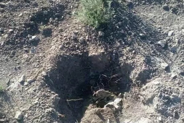 Қирғизҳо як хонаи сокини Чоркӯҳро оташ задаву садҳо дарахташро шикастаанд Қирғизҳо як хонаи сокини Чоркӯҳро оташ задаву садҳо дарахташро шикастаанд - Sputnik Тоҷикистон