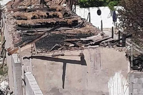 Қирғизҳо як хонаи сокини Чоркӯҳро оташ задаву садҳо дарахташро шикастаанд Қирғизҳо як хонаи сокини Чоркӯҳро оташ задаву садҳо дарахташро шикастаанд - Sputnik Тоҷикистон