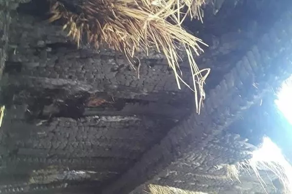 Қирғизҳо як хонаи сокини Чоркӯҳро оташ задаву садҳо дарахташро шикастаанд Қирғизҳо як хонаи сокини Чоркӯҳро оташ задаву садҳо дарахташро шикастаанд - Sputnik Тоҷикистон