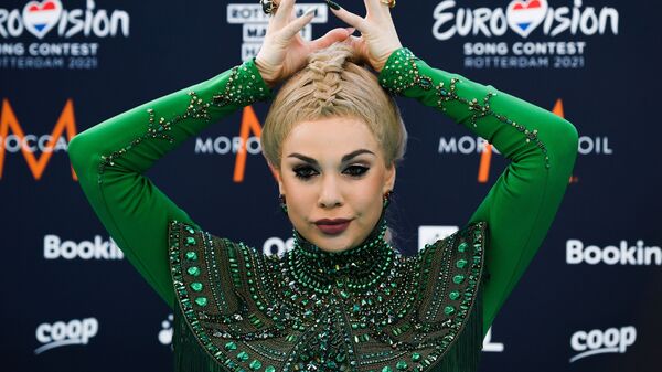 Певица Саманта Тина (Румыния) на бирюзовой ковровой дорожке перед началом церемонии открытия Евровидения-2021 в Роттердаме - Sputnik Таджикистан