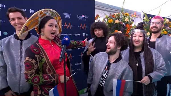 Манижа презентует свою команду на открытии Евровидения - 2021  - Sputnik Таджикистан