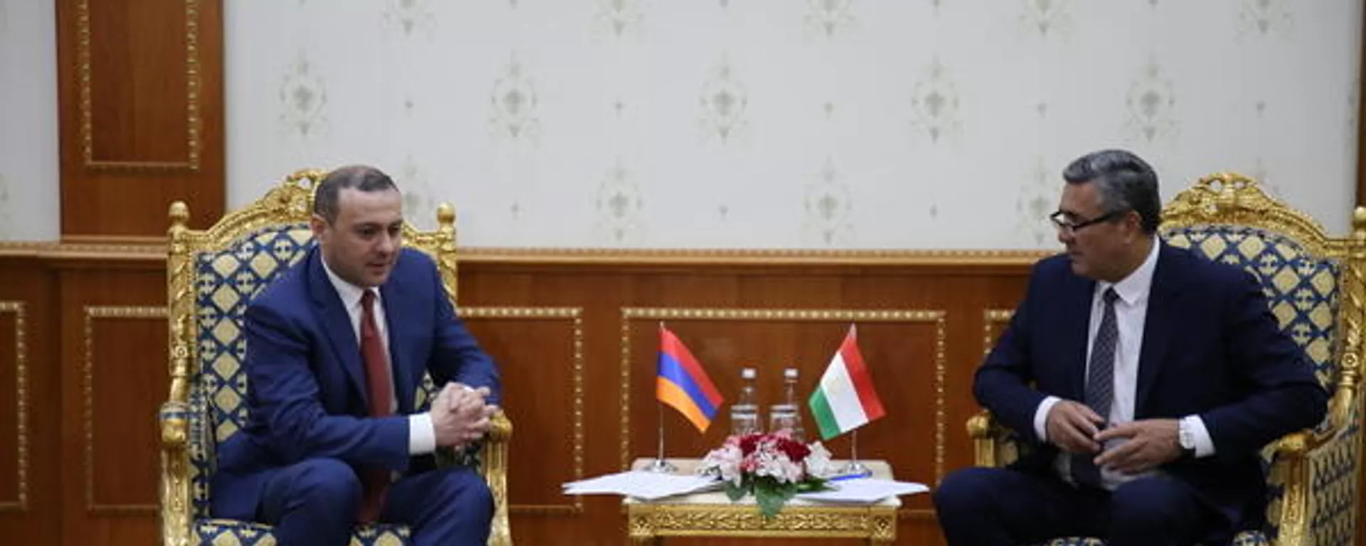 Армен Григорян,  дабири Шӯрои амнияти Арманистон ва ҳамтои тоҷикаш Насрулло Маҳмудзода - Sputnik Тоҷикистон, 1920, 18.05.2021