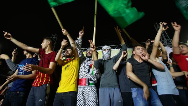 Палестинцы радуются прекращению огня на улице в секторе Газа - Sputnik Таджикистан