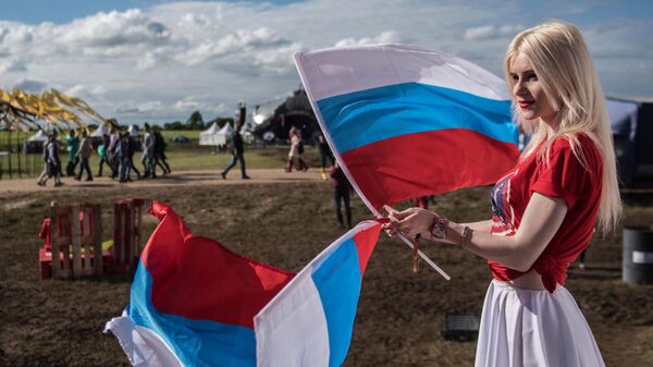 Девушка с флагами России, архивное фото - Sputnik Таджикистан