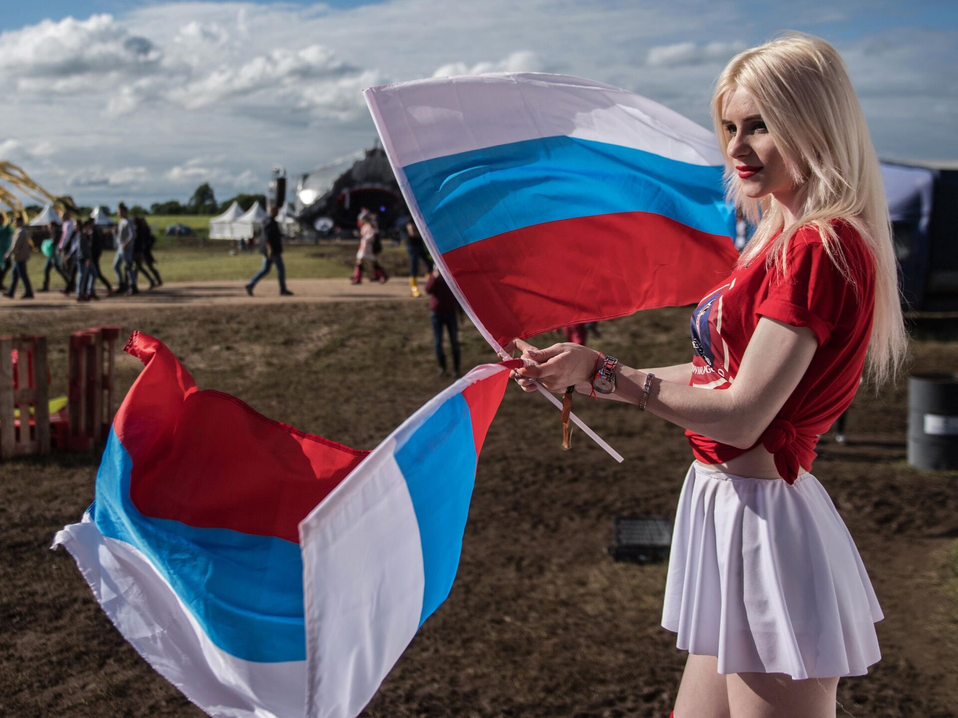 Фото девушек с флагом россии