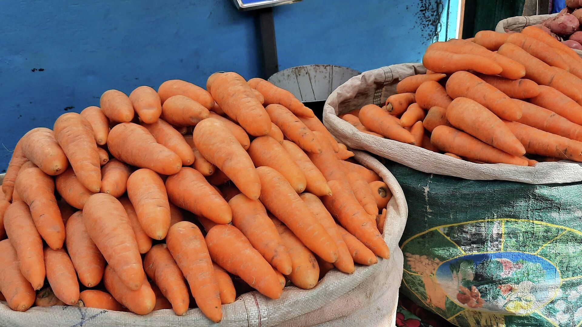 Торговля морковью на рынке в Худжанде - Sputnik Таджикистан, 1920, 12.07.2021