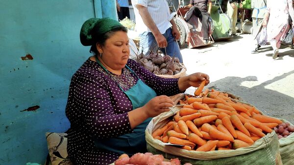 Торговля морковью на рынке в Худжанде - Sputnik Таджикистан