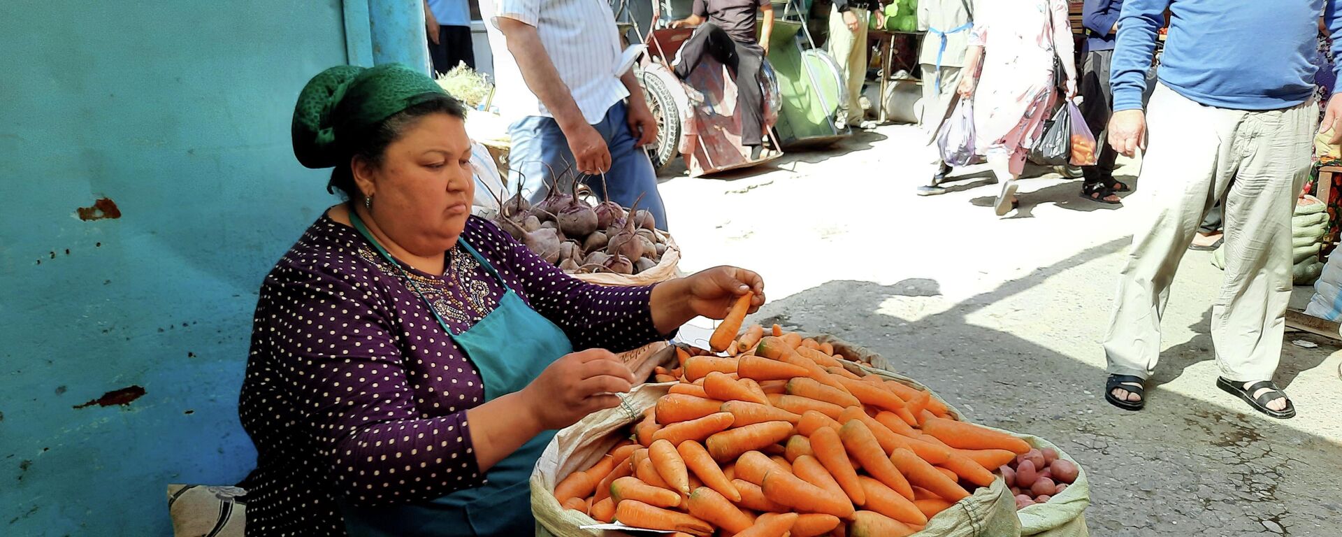 Торговля морковью на рынке в Худжанде - Sputnik Таджикистан, 1920, 27.05.2021