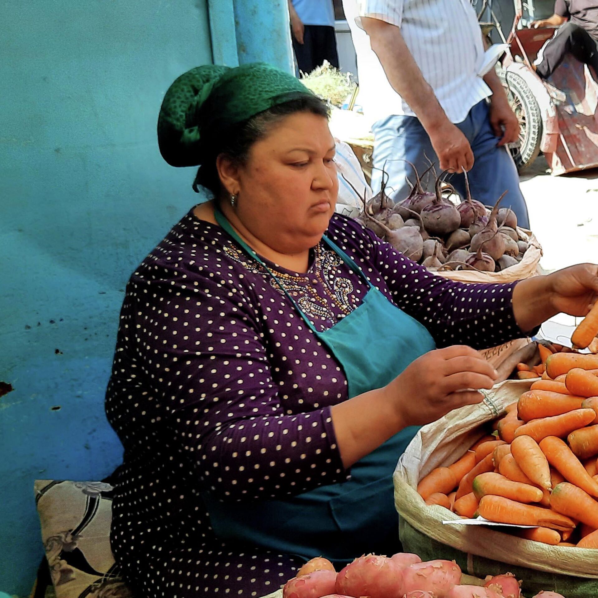 Таджик на рынке. Таджикистан рынок. Морковь в Таджикистане. Морковь на рынке. Овощи Таджикистана.