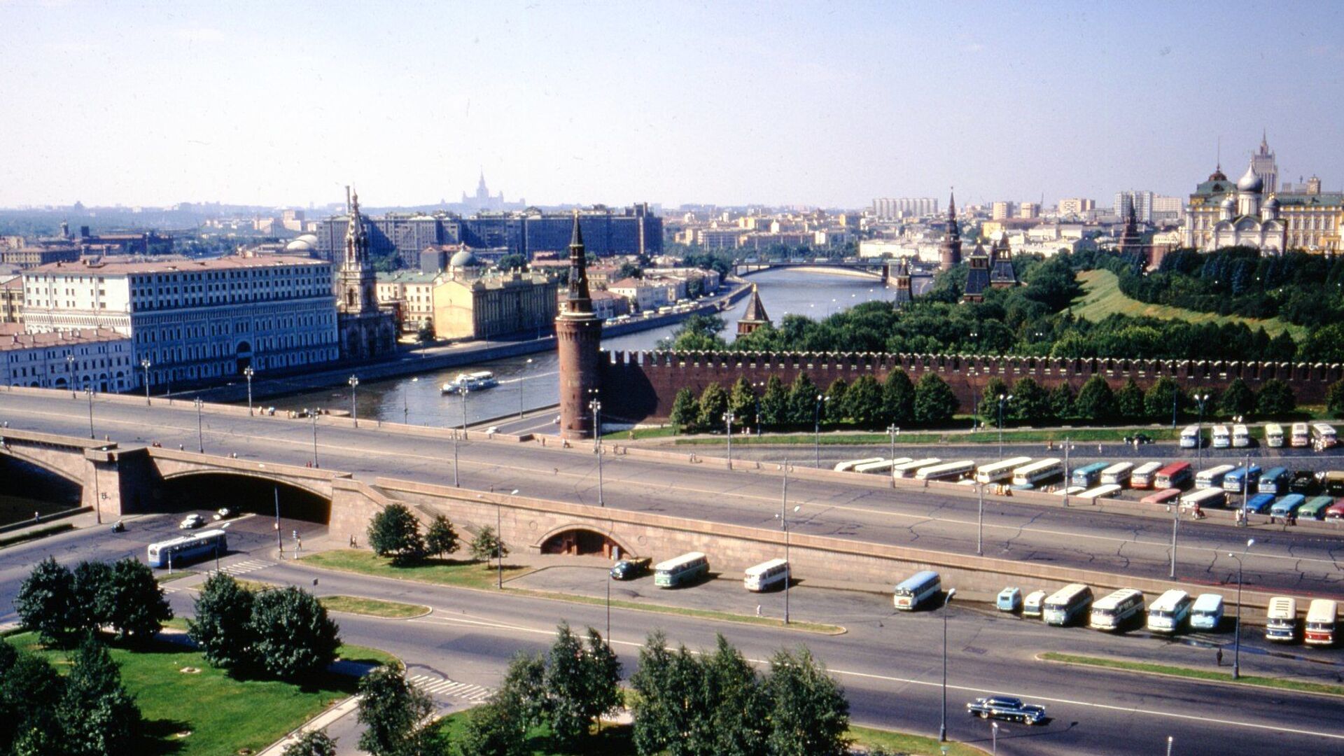 Вид на центр Москвы с Москвой-рекой и Кремлевской стеной, 1972 год - Sputnik Таджикистан, 1920, 16.10.2022