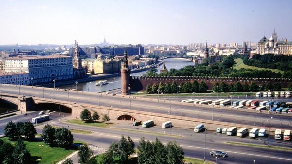 Вид на центр Москвы с Москвой-рекой и Кремлевской стеной, 1972 год - Sputnik Таджикистан