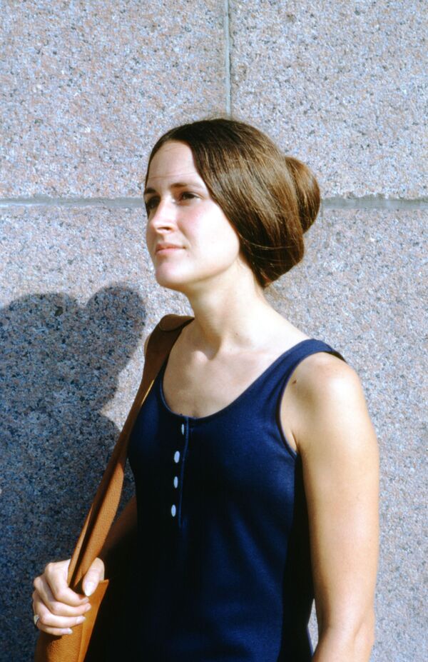 Молодая женщина, позирующая перед камерой в Москве - Sputnik Таджикистан