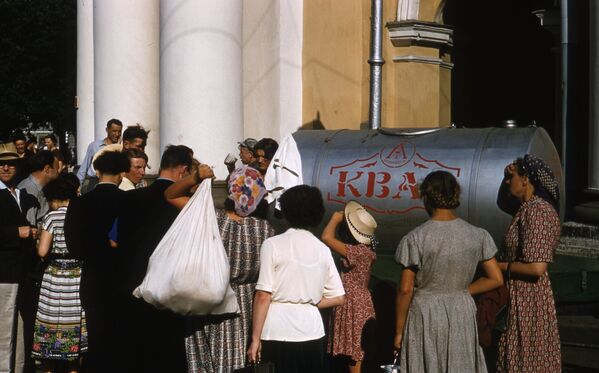Жители стоят в очереди за квасом, 1958 год - Sputnik Таджикистан